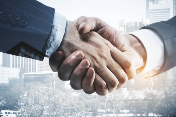 personas dándose la mano en símbolo de alianza por asegurar la continuidad de negocio