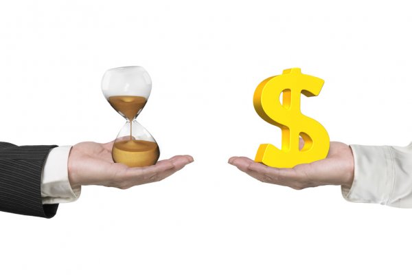 Dos manos sosteniendo un reloj de arena y el símbolo de pesos, denotando la igualdad de pérdida al no contar con un plan de continuidad de negocio