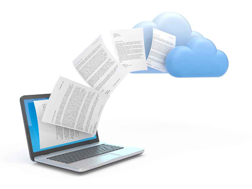 Información que sale de una computadora hacia la nube como simbología de copias de seguridad en la nube para la recuperación ante desastre